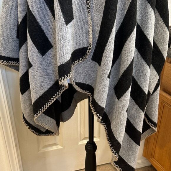 BCBGeneration Shawl Scarf Cardigan Cape OS Striped Cover Up Layer Transitional - Picture 4 of 7